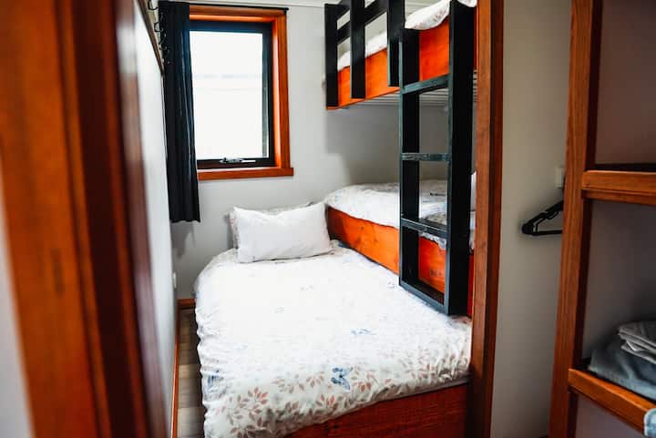 La cama nido es una gran opción para niños muy pequeños.  También hay una cuna y una trona disponibles en la cabaña.  Hay un armario con espacio para colgar y 4 estantes grandes para guardar sus pertenencias.