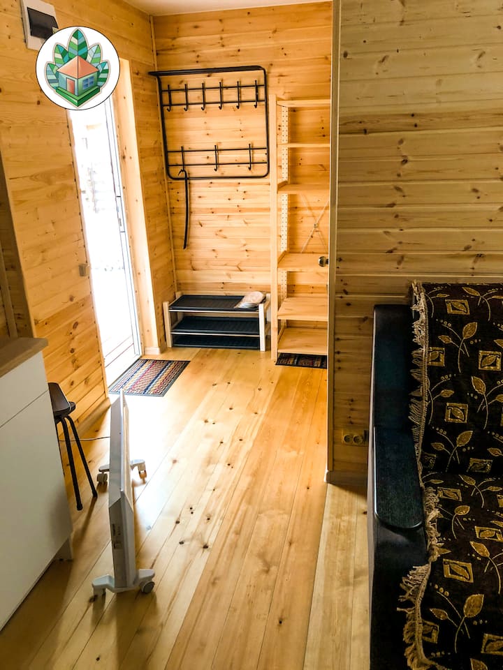 #3 Mini salla është shumë e përshtatshme, sepse mund të varësh një xhaketë, të vendosësh këpucë, të vendosësh një çantë shpine.