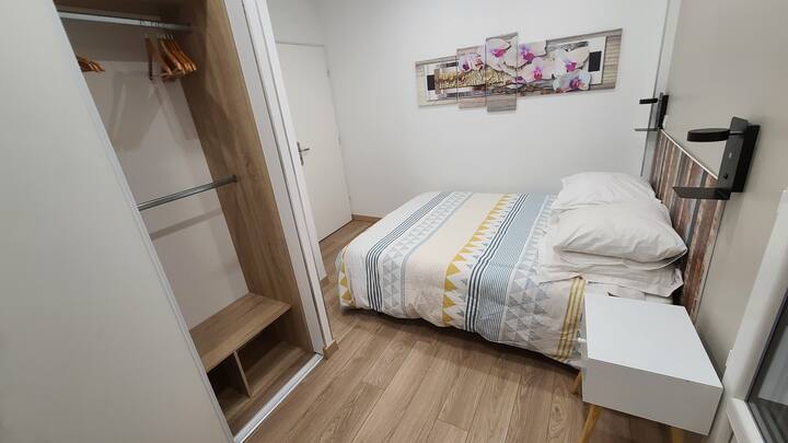 Spavaća soba s bračnim krevetom 140x190 cm