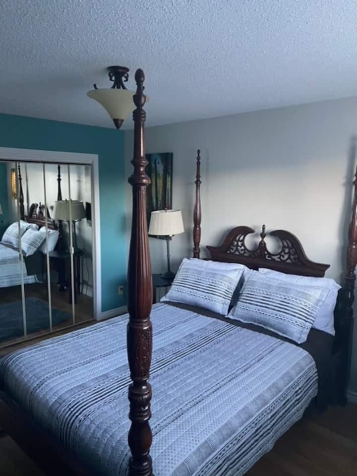 El dormitorio grande en el nivel inferior tiene CAMA TAMAÑO KING,
muchos armarios con espejos, mesitas de noche, lámpara.  