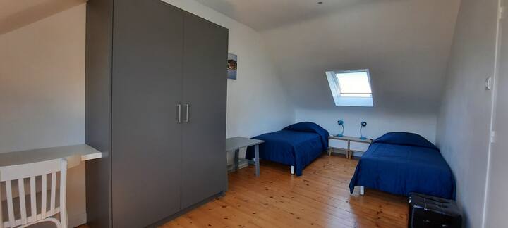 dormitorio 2 camas 0/90x1.90   con zona de escritorio con vistas al mar 