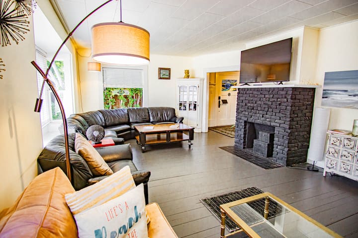 Beach House w/ hot tub just a block to the ocean! gallery image 4