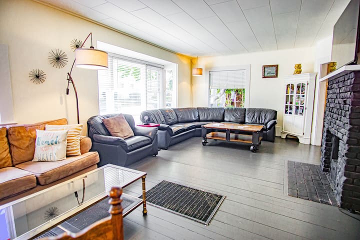 Beach House w/ hot tub just a block to the ocean! gallery image 3