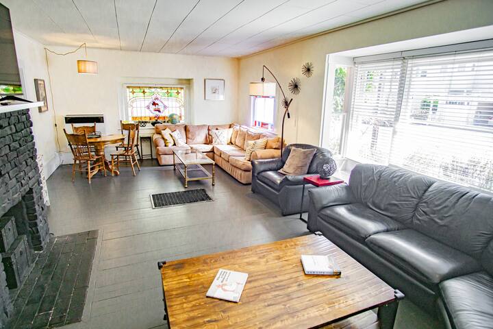 Beach House w/ hot tub just a block to the ocean! gallery image 5