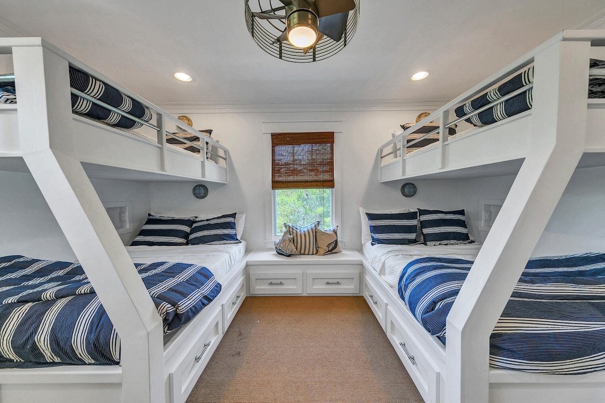 למעלה 2 תאומים מעל 2 חדרי קומתיים מלאים עם אמבטיה צמודה.