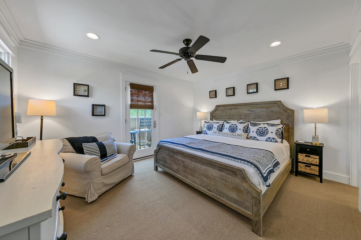 סוויטת קינג סייז למעלה עם אמבטיה צמודה.