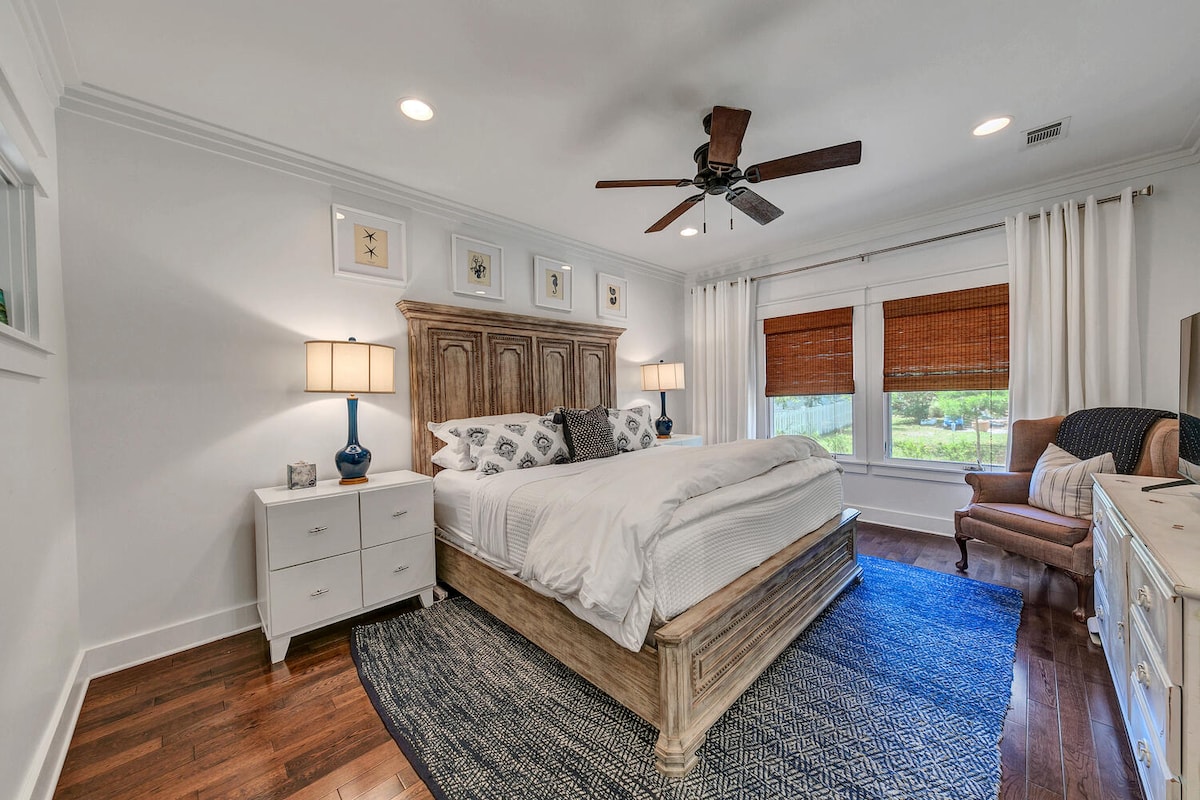 סוויטת קינג סייז עם אמבטיה צמודה.