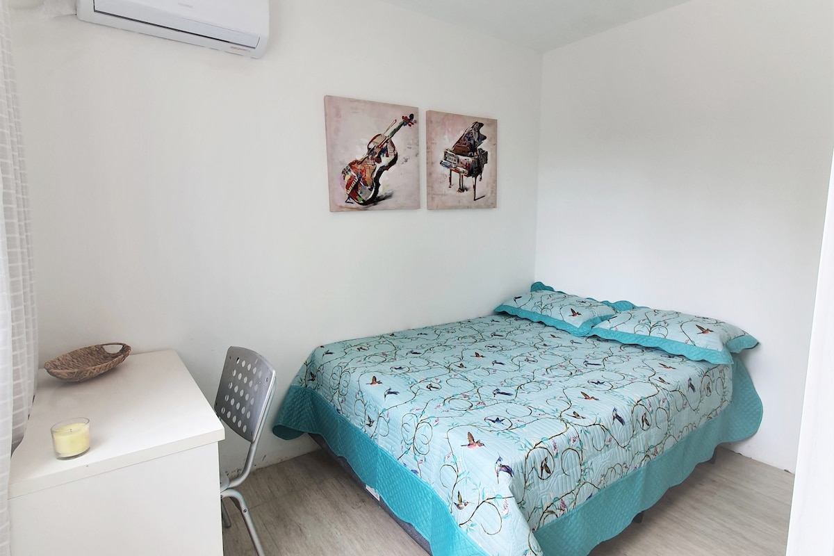 Dormitorio 2 camas dobles, armario con espacio para computadoras portátiles, armario, armario, silla de cuero actualmente.
