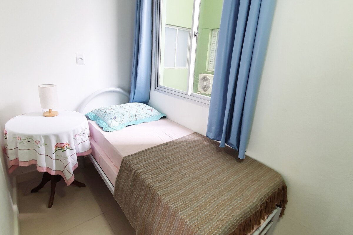 habitación 3 individual 

duerme bien una persona, cómoda y ventilada tiene ventilador 
