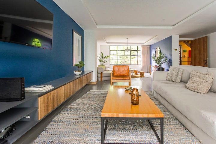 غرفة معيشة ذات مفهوم مفتوح.