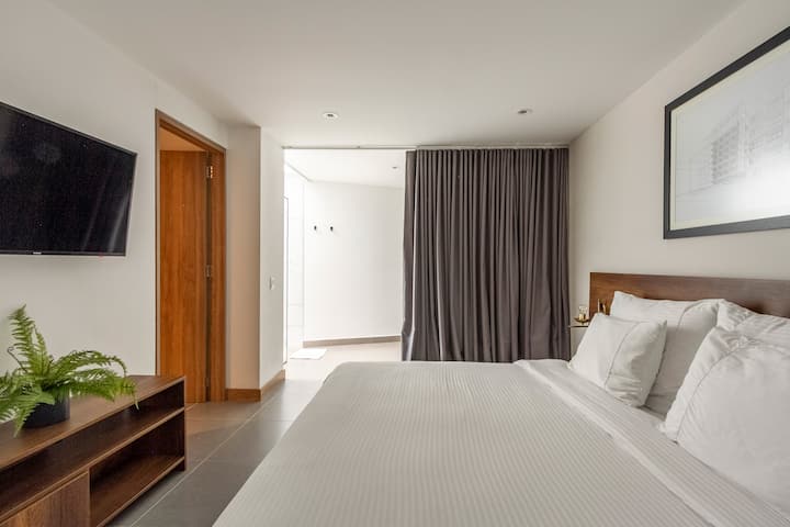  الجناح الرئيسي: استمتع بسرير كبير الحجم وديكور أنيق وإطلالة جديدة من غرفتك! تلفزيون ذكي، مكيف هواء، خزانة ملابس، وحمام مع إضاءة طبيعية