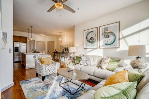 Luxury,  1Bed,2Bath,&Futon, 2min to LightRail,Mall