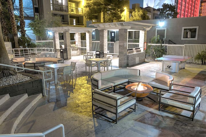 2 Bedroom Suite @ The Desert Rose Resort!