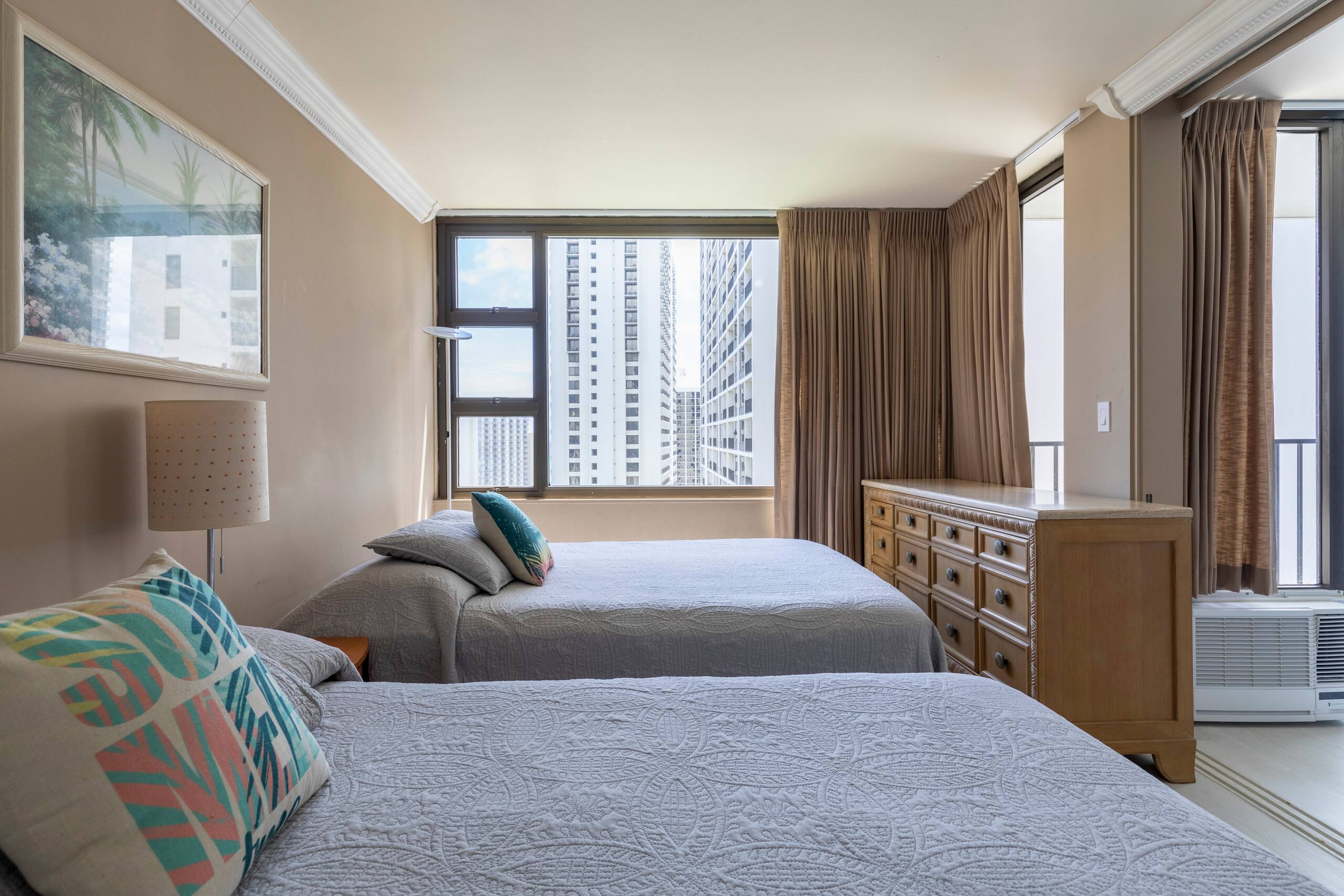 Condo in Honolulu · ★4.9 · 1 bedroom · 3 beds · 1 private bath - Image 5