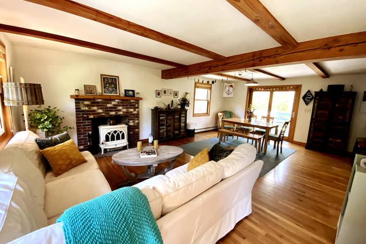 Spacious And Homey Retreat In Vineyard Haven - Edgartown, MA