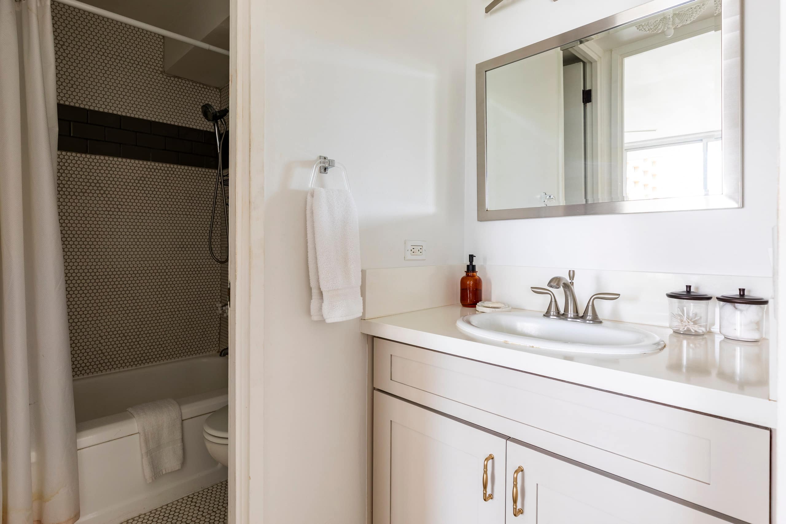 Condo in Honolulu · ★4.78 · 1 bedroom · 2 beds · 1 bath - Image 16