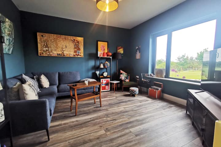Double Bedroom With Ensuite  In  Countryside Home - Knock