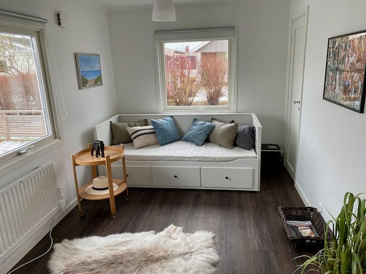 小屋的客房配有日光浴床/沙发床Hemnes ，网址为IKEA.80/160 * 200。