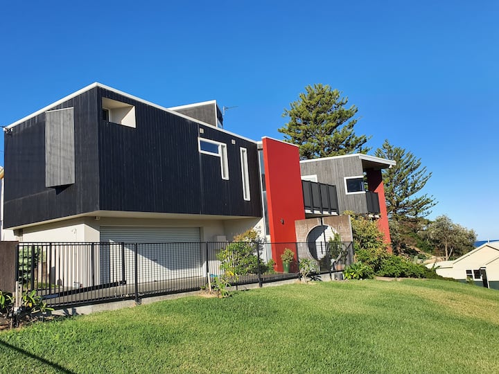 The Black Pearl Holiday Home Thirroul Houses for Rent in Thirroul