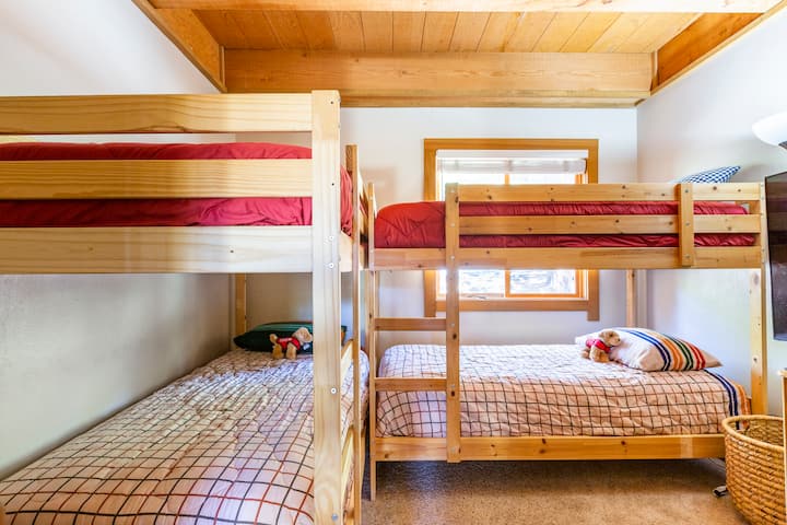 Საბავშვო ოთახს აქვს 2 ორსართულიანი საწოლი, 49 სმარტ-ტელევიზორი Google TV ‑ ით, დამატენიანებელი, პლეერი და პატარა მაგიდა. Მას, ასევე, აქვს რამდენიმე საბავშვო წიგნი და სამაგიდო თამაშები. 