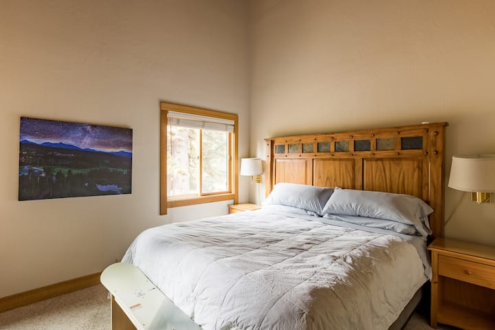 Მთავარი საძინებელი მე-3 სართულზე.