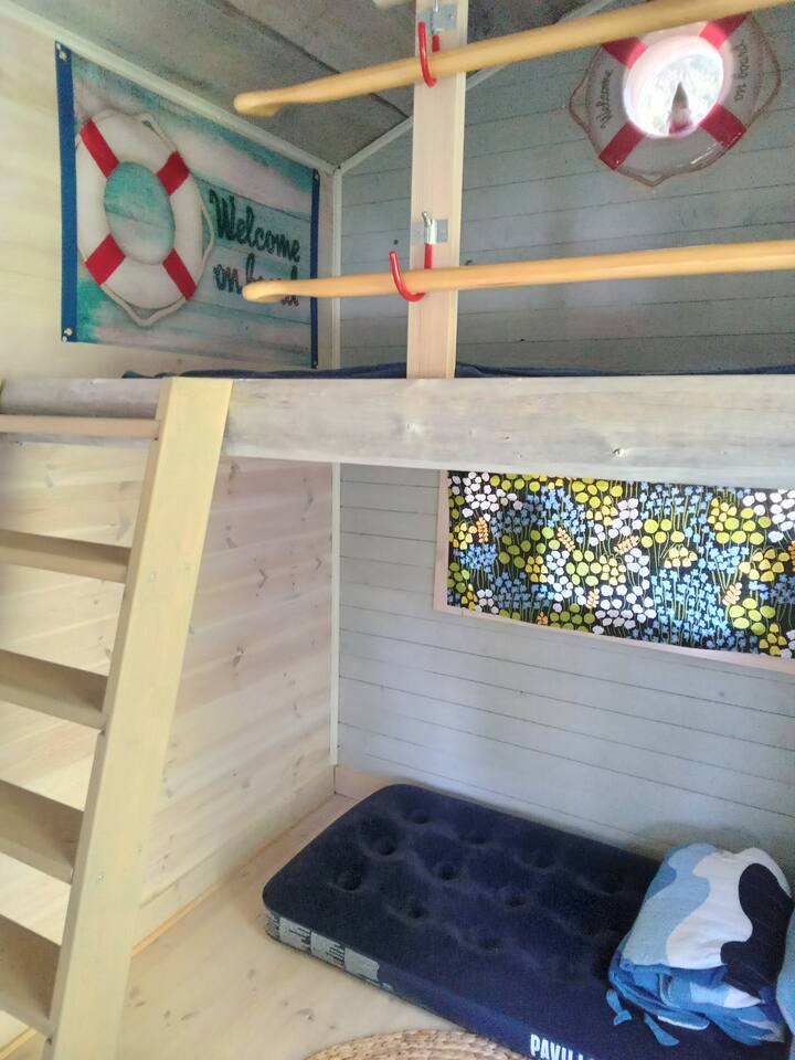 Კალამაჯას საძილე ლოფტი ორი ადამიანისთვის და გასაბერი ლეიბი. 
Ზამთრისთვის არ არის განკუთვნილი, რადგან საცხოვრებელს ფანჯრებზე მარტივი სათვალე აქვს.