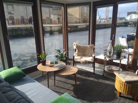 Top performing Airbnb: Cocoon - charming houseboat in Copenhagen City in Indre By
