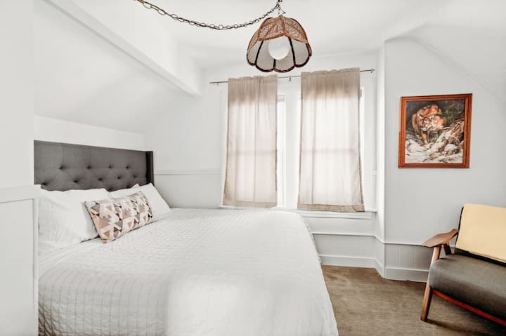 Bedroom #2, with new organic queen size mattress. 