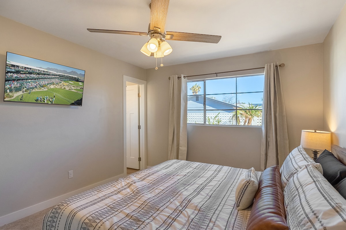 Chambre principale avec salle de bain privée et télévision à écran plat