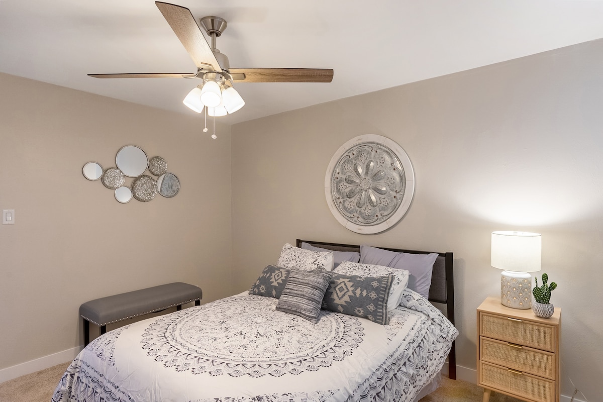 Chambre 3 avec un lit queen size