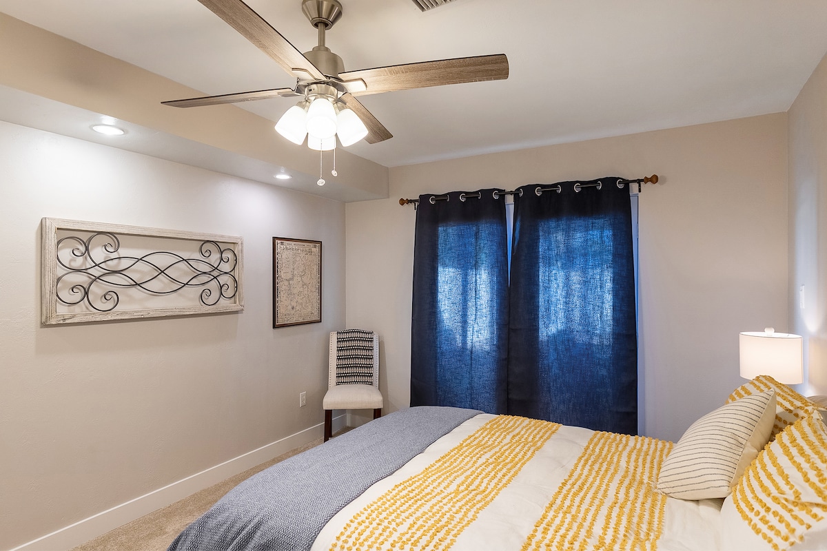 Chambre 1 avec un lit queen size et accès au patio arrière