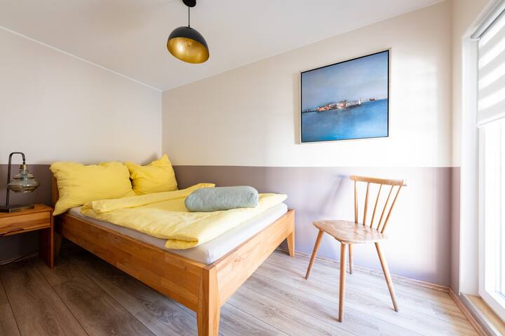 我们的「隐藏客房」是120厘米x200厘米实木床的额外睡眠住宿，床头柜由真正的松木制成