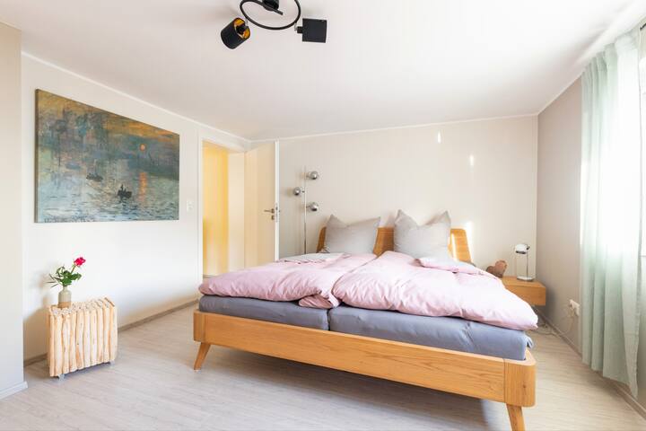 卧室配有180厘米x200厘米x200厘米的大双人床和套内卫生间