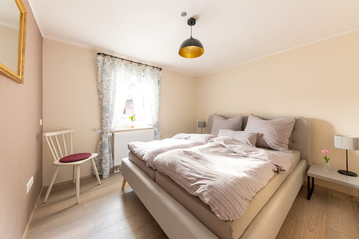 配备高品质软垫床160厘米x 200厘米的卧室