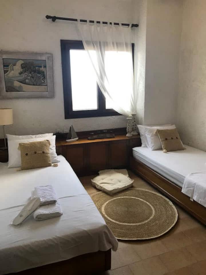 Საძინებელი 2 - 1 სართული
ტყუპი საძინებელი