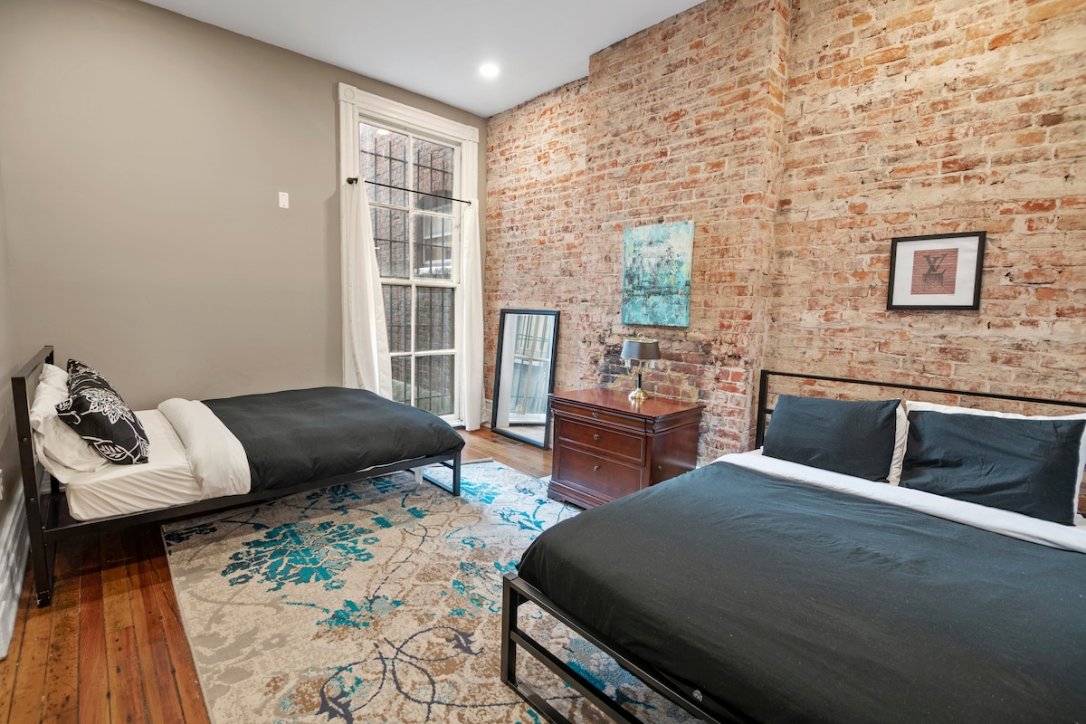 楼下还有一间卧室，配备两张标准双人床，可为各种规模的团体提供住宿。