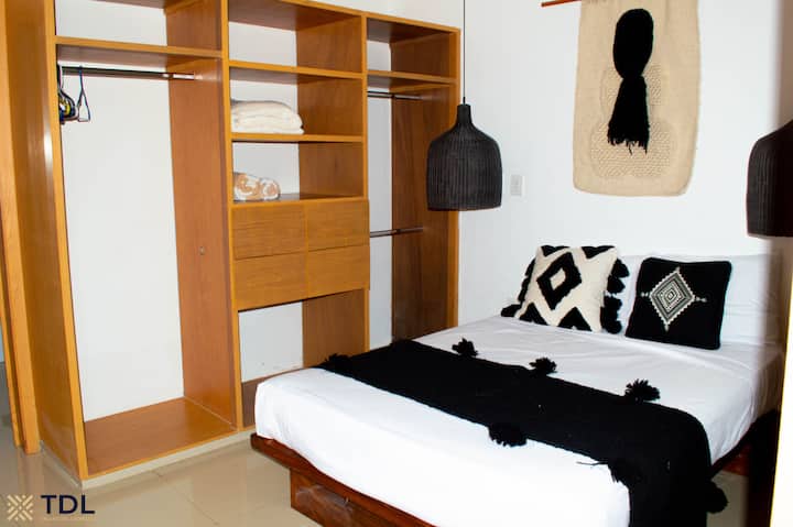 "Dhoma e parë të mirëpret me një krevat dopio të rehatshëm dhe një dollap tepër të madh, duke të dhënë rehatinë dhe hapësirën ideale për të organizuar të gjitha sendet e tua me liri të plotë."