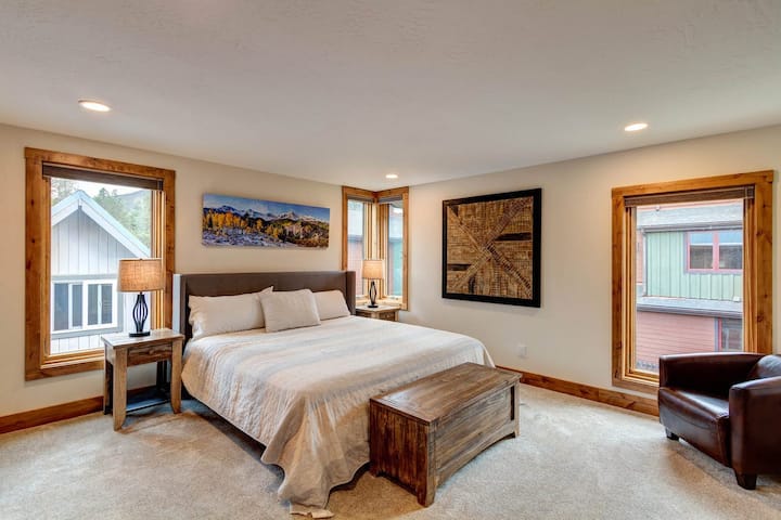 Master Bedroom (King Bed)