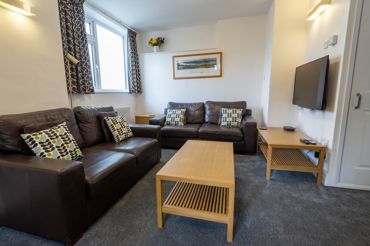 Top Airbnb: Morven Cottage with private parking and patio in Keswick