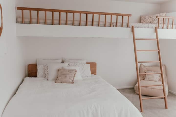 Dhomë krevati epike me një krevat dopio "king" dhe dy teke "king". 