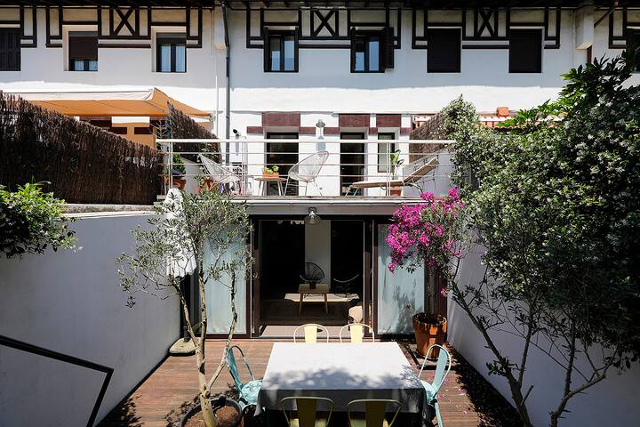 House near the Beach + garden +free parking gallery image 2