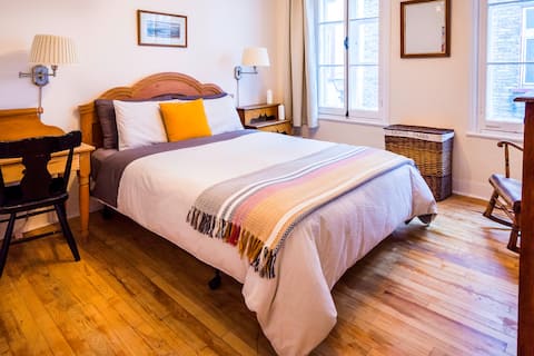 Charming apt inside the walled city
