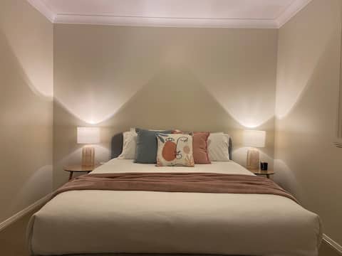 Central home 3 br with king, close to CBD/Park