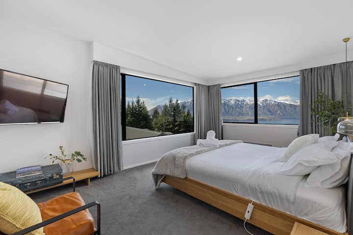 Camera da letto padronale - Letto matrimoniale grande con bagno, cabina armadio e TV.