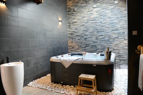 Loft sleeps 6/8 with heated pool and spa