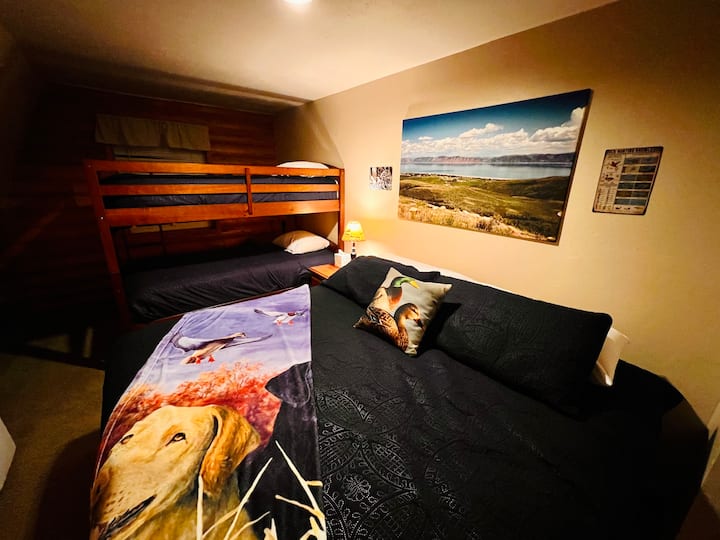 Just Ducky tiene una cama tamaño king y una litera.  Tiene capacidad para 4 personas y se ubica en el segundo piso.