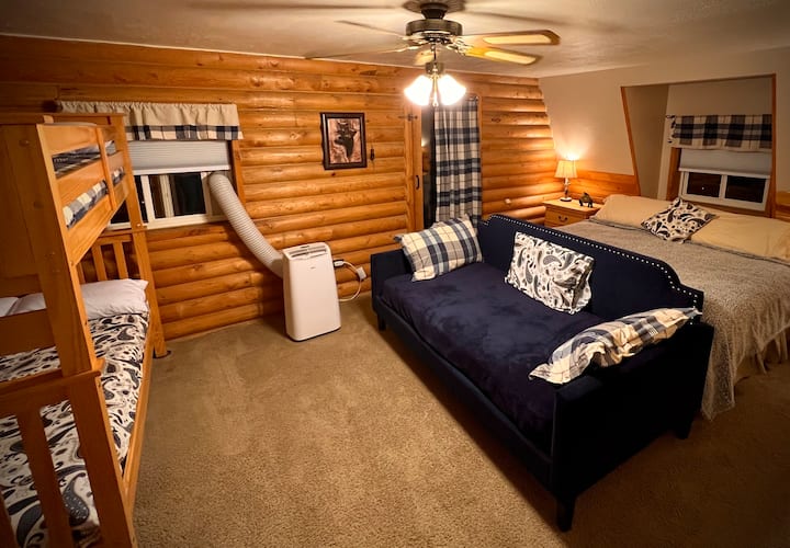 Cub Corner tiene capacidad para 8 personas y tiene su propio baño, vestidor, cuna portátil y balcón con vistas a Bear Lake.   Tiene una cama tamaño king, una litera completa con una cama nido y un sofá cama y se encuentra en el segundo piso.