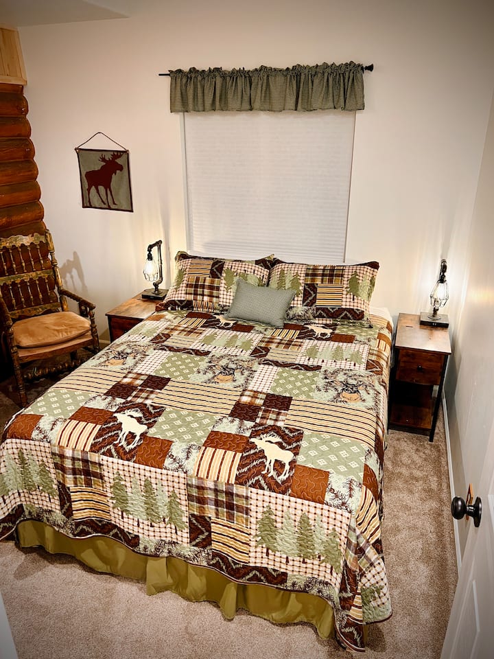 Moose Meadows tiene capacidad para 2 personas con una cómoda cama tamaño queen.  Está en el segundo piso.