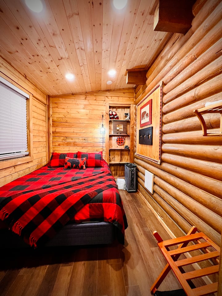 Hibernatin' Haven se encuentra en el piso principal y tiene capacidad para 2 personas con una cama tamaño queen.