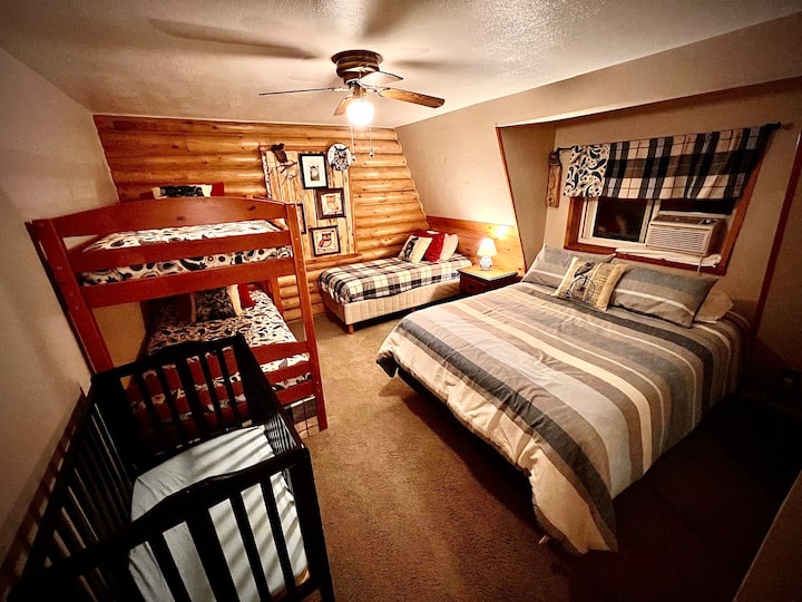 Es un Hoot, ubicado en el segundo piso, tiene capacidad para 5 personas con una cama tamaño queen, una litera y una gemela.  También hay otra cuna porta en esta zona.